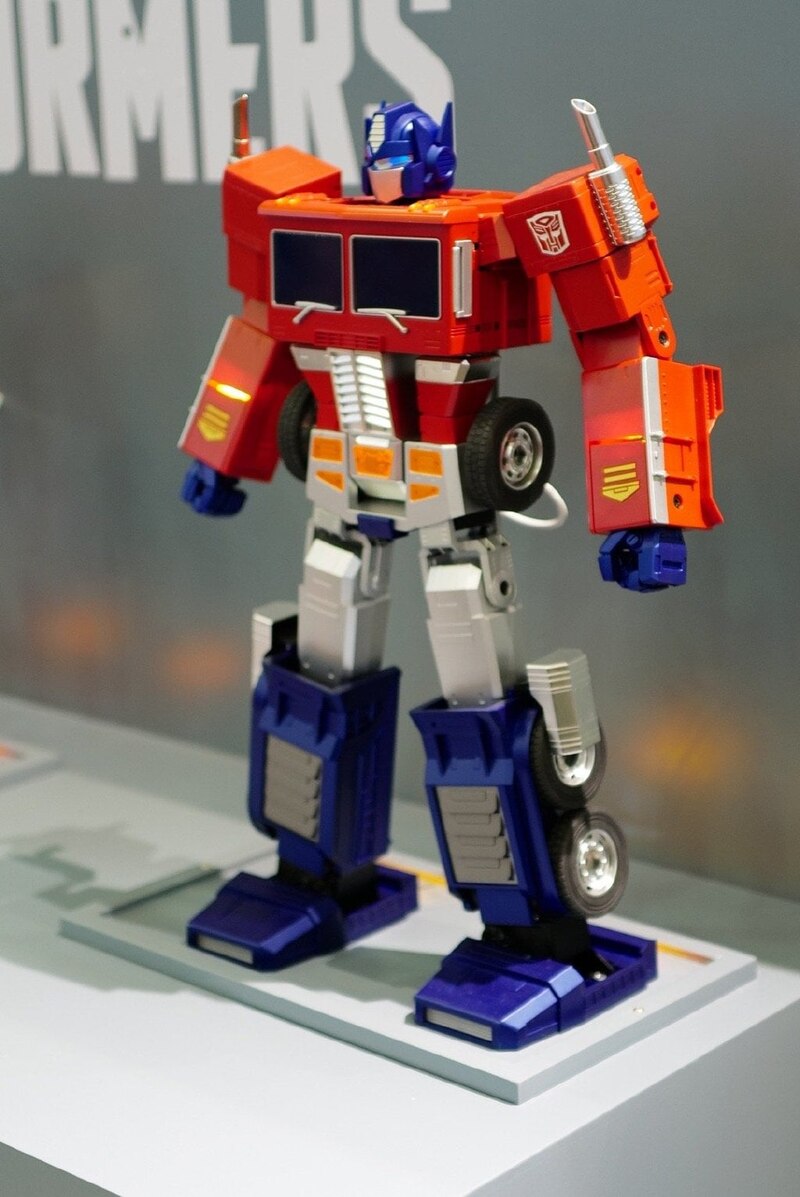 WonderFest 2021 - Robosen Transformers Auto Converting Optimus